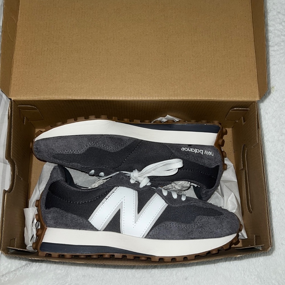 New Balance women's  327 Magnet White size 7